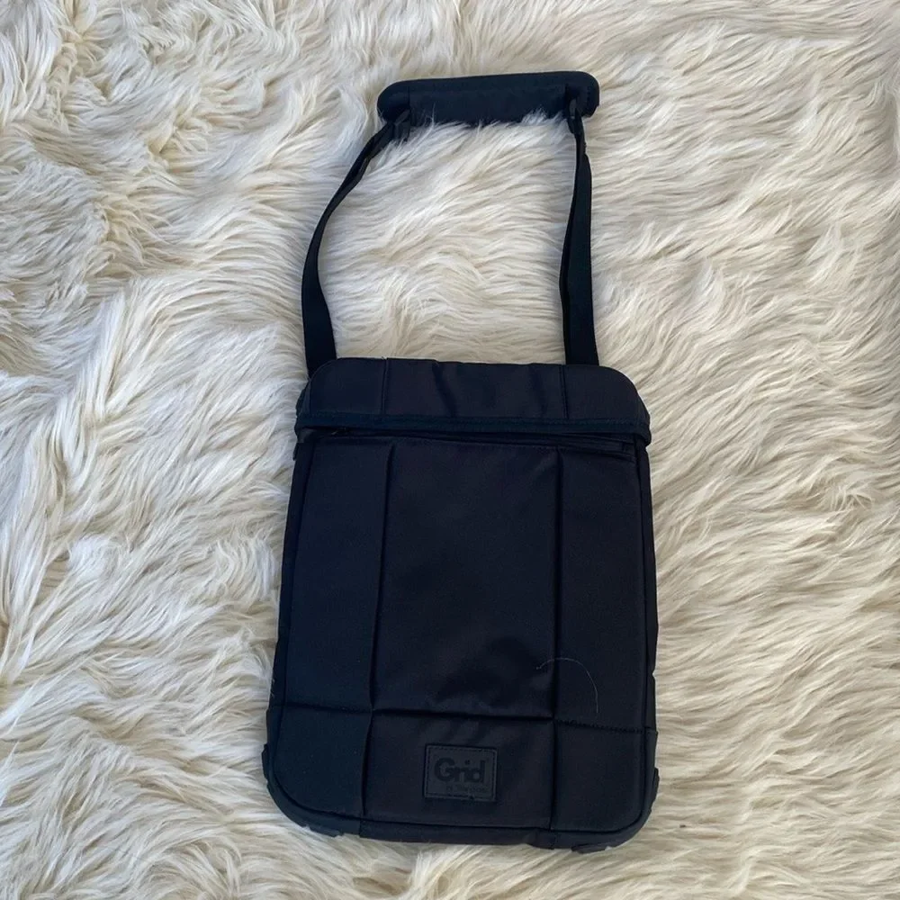 Targus 12-13” Grid High-Impact Vertical Slipcase w/ shoulder straps